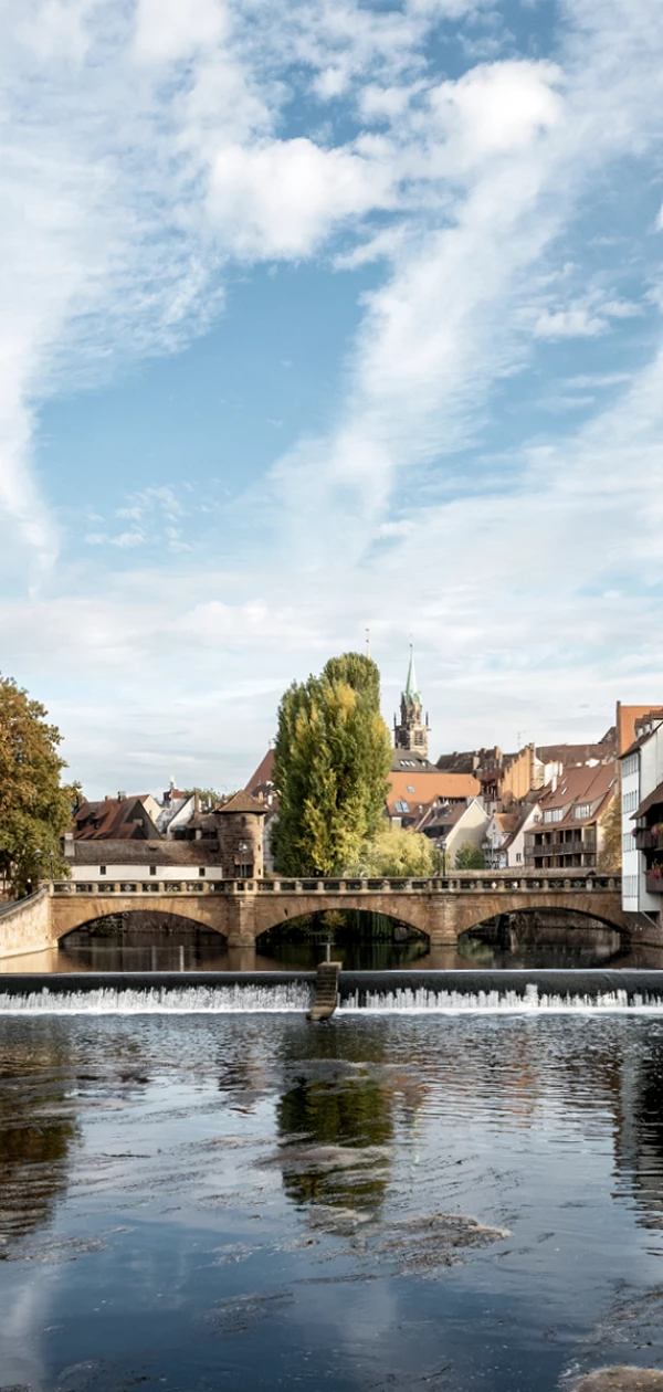 Fluss mit Brücke durch eine Altstadt fließend