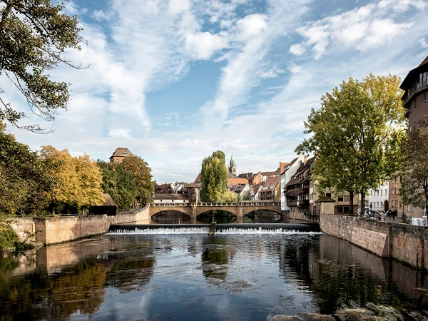 Fluss mit Brücke durch eine Altstadt fließend