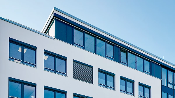 modernes Bürogebäude mit vielen Fenstern