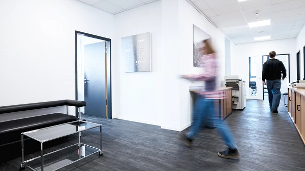 Moderner Büroflur mit dunklem Boden