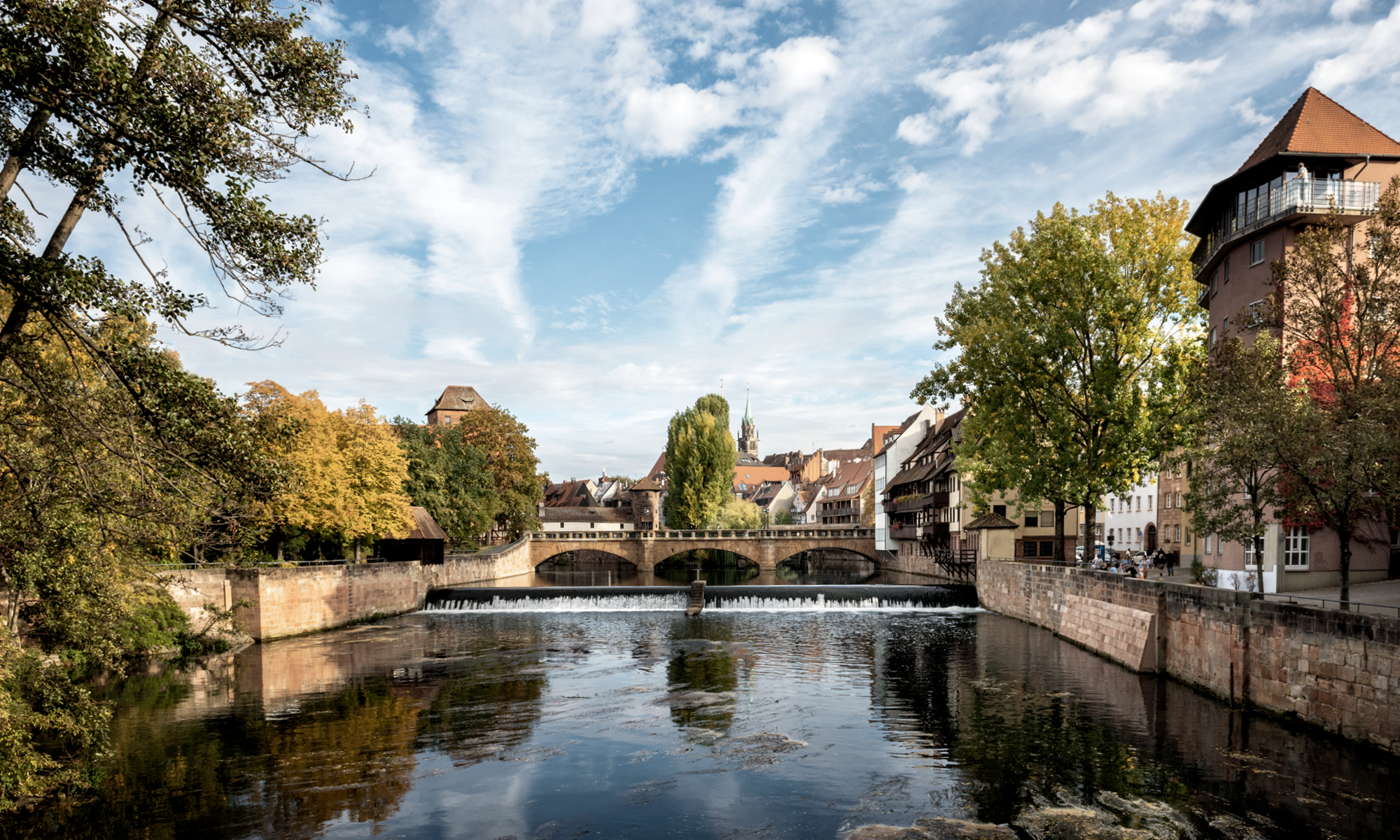 Fluss mit Brücke durch eine Altstadt fließend