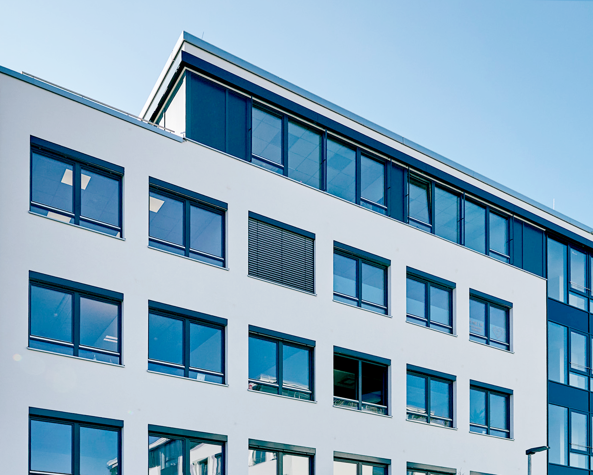 modernes Bürogebäude mit vielen Fenstern