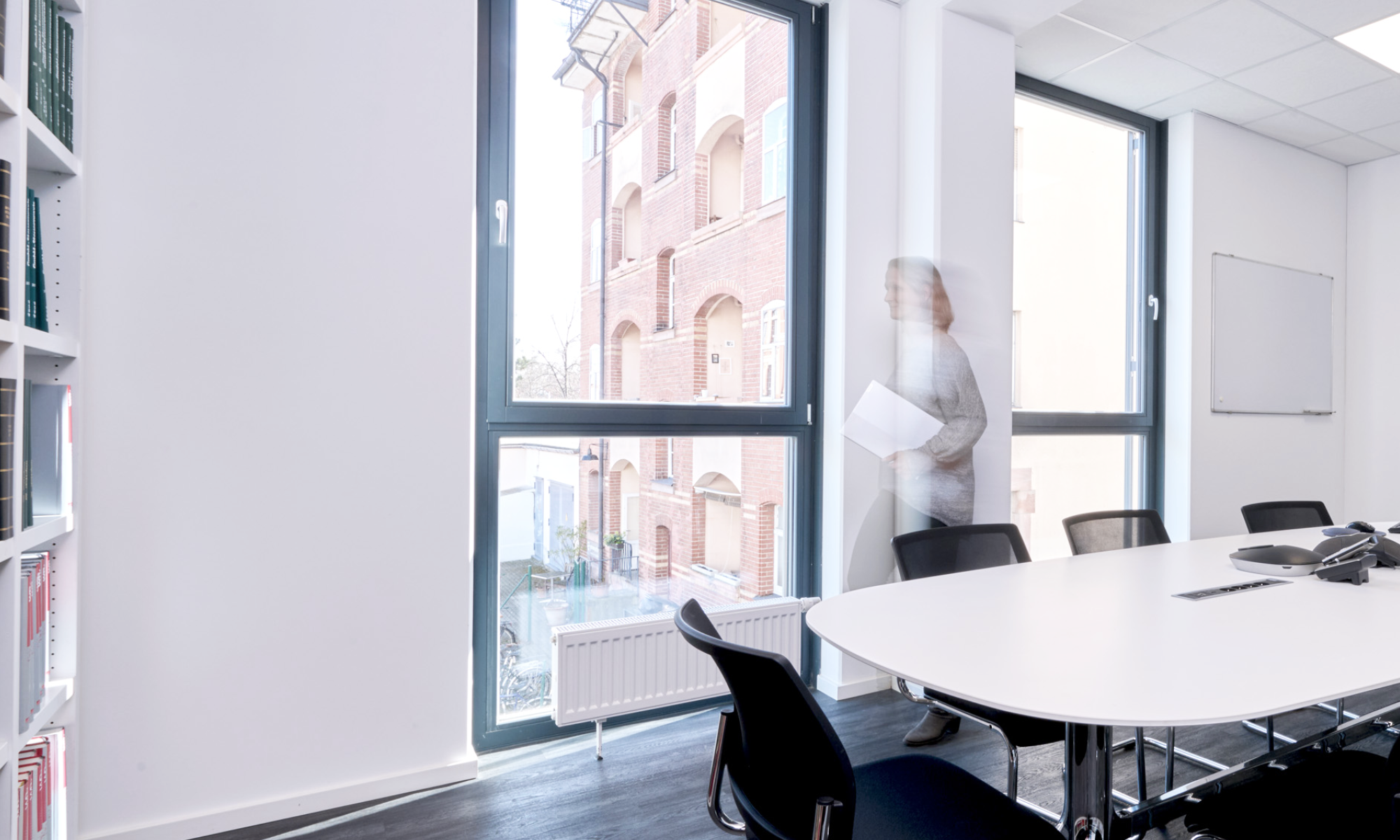 Modernes Büro mit bodentiefen Fenstern und großem Besprechungstisch