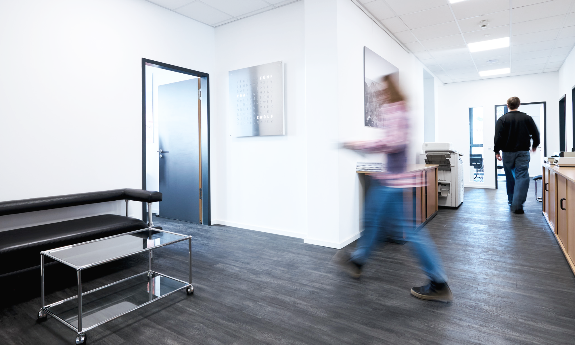 Moderner Büroflur mit dunklem Boden